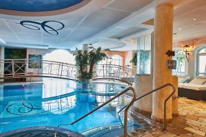 上陶恩辛德瑞拉运动酒店的大楼内带楼梯的大型游泳池