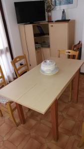 马西亚娜马里纳Appartamento Visibelli的一张木桌,上面有盘子
