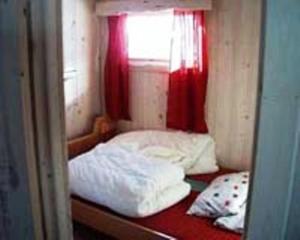 高尔卡万胡德旅游中心酒店的小房间设有两张床和窗户