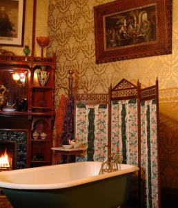 迪比克The Richards House的带浴缸的浴室和壁炉。