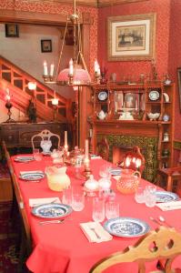 迪比克The Richards House的一张长桌,上面有红色的桌布