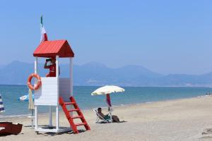 庞特卡格纳诺Camping Lido di Salerno的海滩上一座有2人看护的塔楼