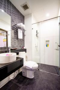 曼谷Tara Place Hotel Bangkok的一间带水槽、卫生间和淋浴的浴室