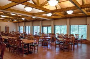 CarlisleBlue Licks Battlefield State Park的大型客房设有桌椅和窗户。