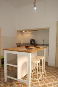 阿利坎特Lorena Centro Apartamento GAM的厨房配有带凳子的柜台