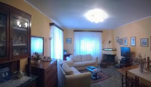 卡斯蒂廖内迪加尔法尼亚纳B&B Il Casale delle Pianacce的客厅配有白色的沙发和桌子