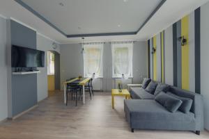 杜什尼基-兹德鲁伊Apartament Grosik的客厅配有沙发和桌子