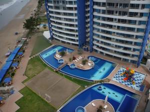 通苏帕Departamento Frente al Mar Diamond Beach的享有度假胜地的空中景致,设有2个游泳池