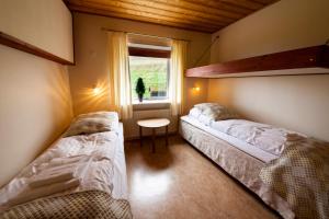 Við Gjógv吉雅加杜尔乔夫宾馆的小型客房 - 带2张床和窗户