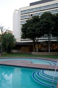 比勒陀利亚南孙比勒陀利亚酒店的大楼前的游泳池