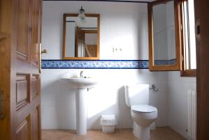 阿尔卡拉斯Mirador Sierra De Alcaraz的一间带卫生间、水槽和镜子的浴室