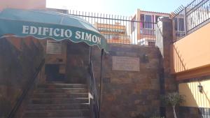 洛斯克里斯蒂亚诺斯Simon beach house Los Cristianos的带有读读出电子密码的标志的建筑物