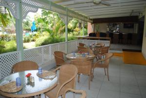 基督教堂市太阳湾酒店的门廊上设有桌椅的餐厅