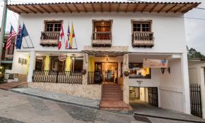 萨兰托萨伦托瑞尔酒店及咖啡厅的前面有旗帜的建筑