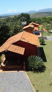 圣罗克迪米纳斯Chales Recanto das Seriemas的一座带草坪的棕色屋顶建筑