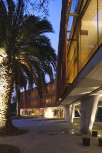 皮尔克Las Majadas Hotel & Centro de Reuniones的一座建筑前有棕榈树的建筑