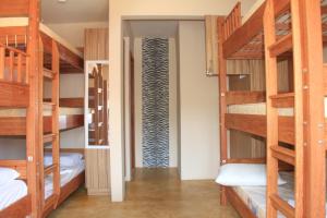 弗洛里亚诺波利斯Mama Africa Hostel的一间设有木制双层床和走廊的客房