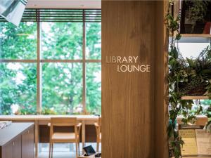 福冈博多新干线口永安国际大酒店的墙上有图书馆休息室标志的房间