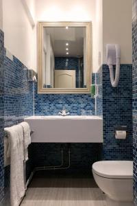 亚眠鲁尼维斯超豪华酒店的带浴缸、卫生间和镜子的浴室