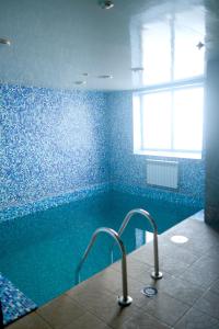 伊万诺-弗兰科夫斯克Prykarpattya的浴室设有2个水龙头的游泳池