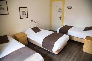 洛桑幽径酒店的一间酒店客房,房间内设有三张床