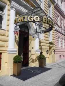 布拉格阿米戈城市中心酒店的酒店入口处的标志是读取“异花”