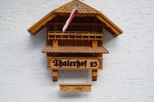 圣洛伦佐-迪塞巴托Thalerhof的建筑物一侧的标志