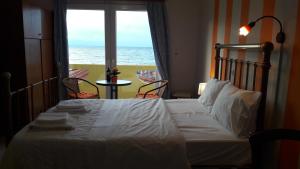 福德勒Orange Fodele的一间卧室设有一张床,享有海景