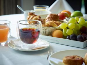 格鲁特·拜加登戈塞特酒店的一张桌子,上面放着一盘食物和一篮水果
