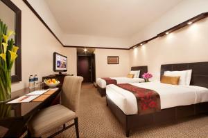 雅加达雅加达千禧大酒店的酒店客房配有两张床和一张书桌