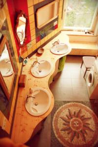 莱比锡Spirit Lodge Leipzig的一间带三个水槽和镜子的浴室
