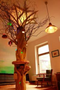 莱比锡Spirit Lodge Leipzig的树雕在房间中间