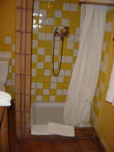 La TorreCasa Rural Poblado Jirdana的带淋浴、浴缸和卫生间的浴室