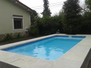 Luis Guillón西扎度假屋的房屋前的游泳池