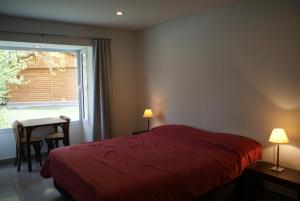 埃尔卡拉法特埃尔蓬特公寓酒店的一间卧室配有一张床、一张桌子和一个窗户。