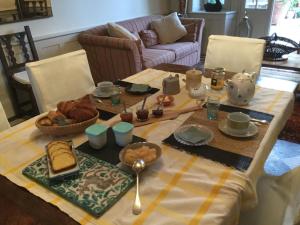 乌瑞基尼Erlande Baïta的一张桌子,上面有餐桌布,上面有食物