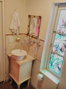 蒂格雷La Dolce Vita的一间带水槽和镜子的浴室