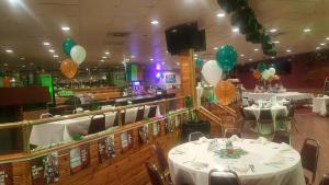 波卡特洛Motel 6 Pocatello ID的一间设有白色桌子和绿色气球的餐厅
