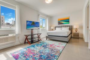 迈阿密海滩哥斯达黎加北精品酒店的一间卧室设有床、窗户和地毯。