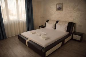 图尔恰La Marcu Pensiune的一间卧室配有带白色床单和白色枕头的床。