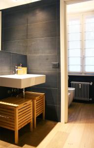 米兰米兰纳威格力公寓 - 托尔托纳大街的一间带水槽和卫生间的浴室