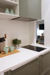 米兰米兰纳威格力公寓 - 托尔托纳大街的厨房配有白色台面和水槽