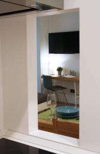 米兰米兰纳威格力公寓 - 托尔托纳大街的享有带桌子和窗户的用餐室的景色