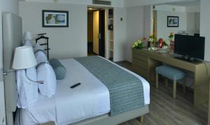 莫雷利亚格兰贝斯特韦斯特PLUS酒店客房内的一张或多张床位