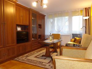 纳文丘夫Apartament na Nowickiego的客厅配有桌椅和电视。