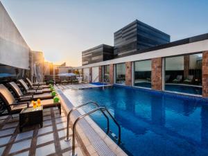 多哈多哈金色郁金香酒店的建筑物屋顶上的游泳池
