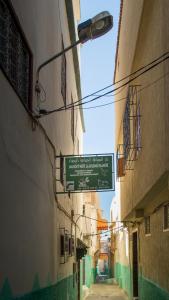 穆莱伊德里斯La Colombe Blanche的建筑物一侧有标志的小巷