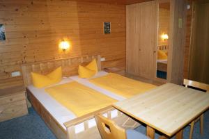 阿尔贝施文德阿尔卑斯布鲁格勒酒店的一间卧室配有一张床和一张桌子