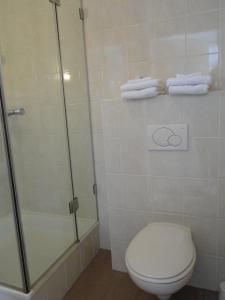 莱利斯塔德德兰格亚莫尔酒店的带淋浴、卫生间和毛巾的浴室