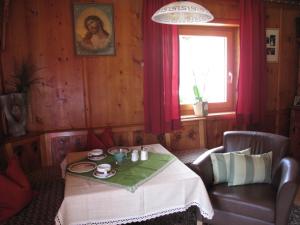 卡普尔奥斯利奥旅馆的一间带桌子和窗户的用餐室